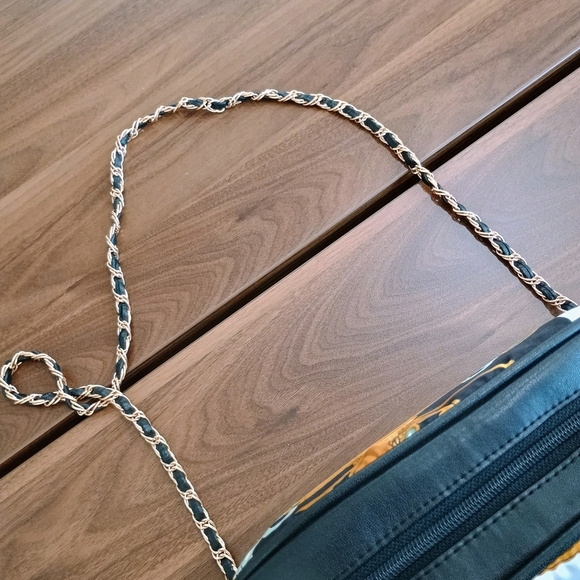 Elegant Black and Gold Women's Bag - Picture 6 of 9